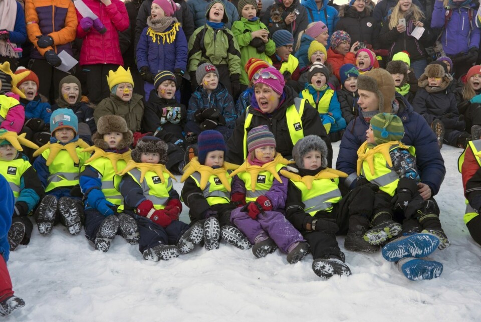 Ungene gjorde seg sterkt bemerket under solfesten i år. Men tallen viser at det blir færre barn, og færre nordmenn på Svalbard.