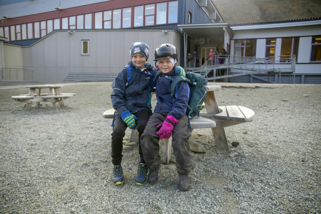 Andreas Sandnesaunet (t.v.) og Emil S. Johnsen ser fram til sitt tredje skoleår. Guttene er spesielt opptatt av realfaget matematikk, og å få utfolde seg i gymtimene.