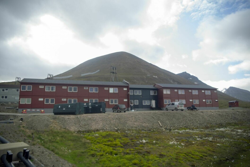 Longyearbyen Boligieiendom er åpen om at de leier ut fem leiligheter i dette bygget i Vei 232 fast på delingsportalen Airbnb. Dette er en virksomhet som lokalstyret og andre vil til livs.