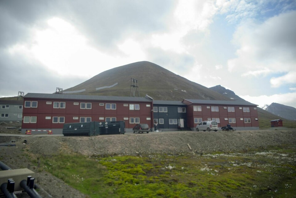 Longyearbyen Boligieiendom er åpen om at de leier ut fem leiligheter i dette bygget i Vei 232 fast på delingsportalen Airbnb. Dette er en virksomhet som lokalstyret og andre vil til livs.