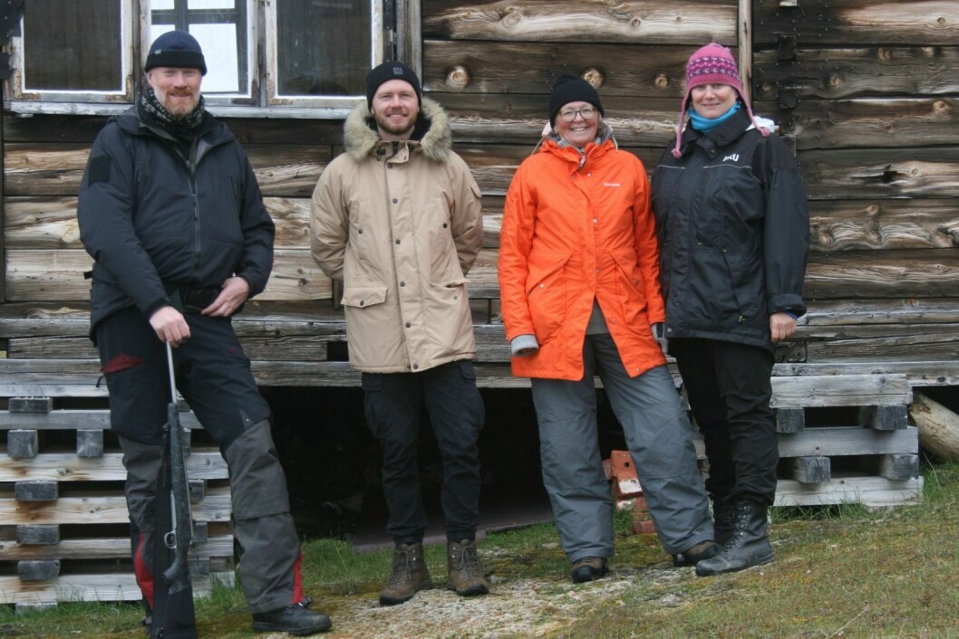 Prosjektgruppa foran Boligbrakke G. Fra venstre Hans Olav Stegarud, Sysselmannen, Gudmundur Stefan Sigurdarson, Minjastofnu Islands, Marte Boro, Riksantikvaren og Anne Cathrine Flyen, Norsk institutt for kulturminneforskning. Prosjektgruppa foran Boligbrakke G. Fra venstre Hans Olav Stegarud, Sysselmannen, Gudmundur Stefan Sigurdarson, Minjastofnu Islands, Marte Boro, Riksantikvaren og Anne Cathrine Flyen, Norsk institutt for kulturminneforskning.