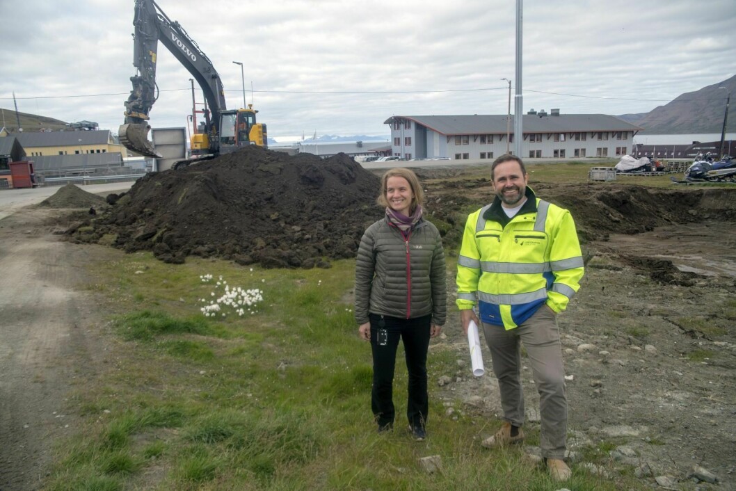 Kjersti Olsen Ingerø og Morten Dyrstad på teknisk avdeling i LL anmoder veifarende om å være aktsomme de neste månedene mens det foregår veiarbeid i tilførselsveien til det nye boligfeltet i Gruvedalen.