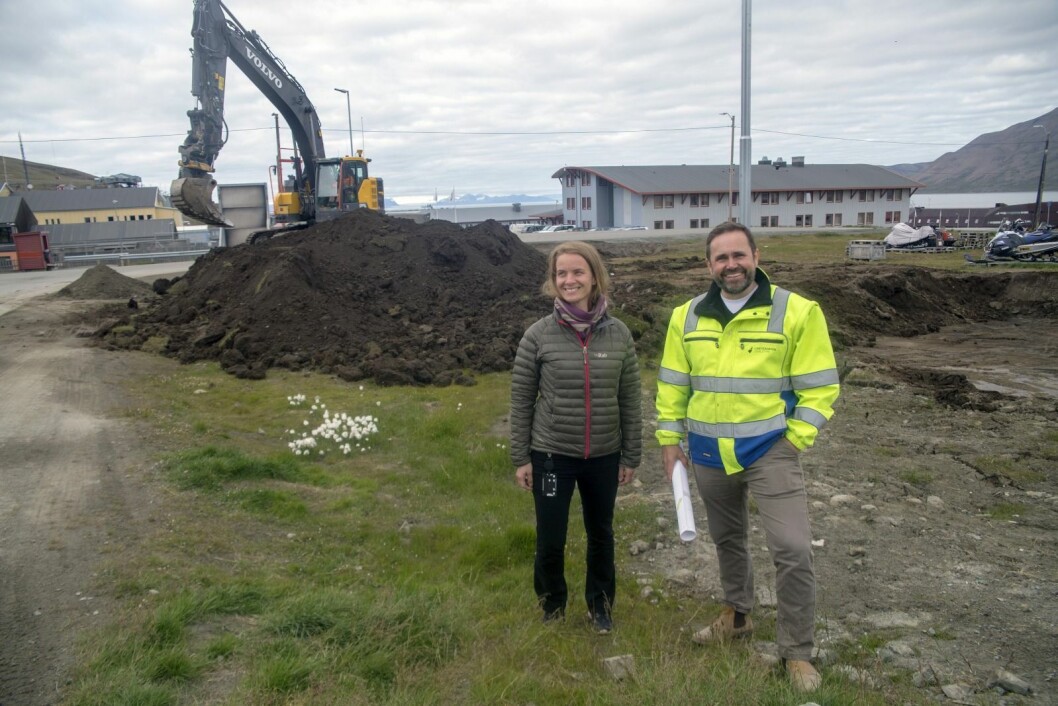 Kjersti Olsen Ingerø og Morten Dyrstad på teknisk avdeling i LL anmoder veifarende om å være aktsomme de neste månedene mens det foregår veiarbeid i tilførselsveien til det nye boligfeltet i Gruvedalen. Kjersti Olsen Ingerø og Morten Dyrstad på teknisk avdeling i LL anmoder veifarende om å være aktsomme de neste månedene mens det foregår veiarbeid i tilførselsveien til det nye boligfeltet i Gruvedalen.