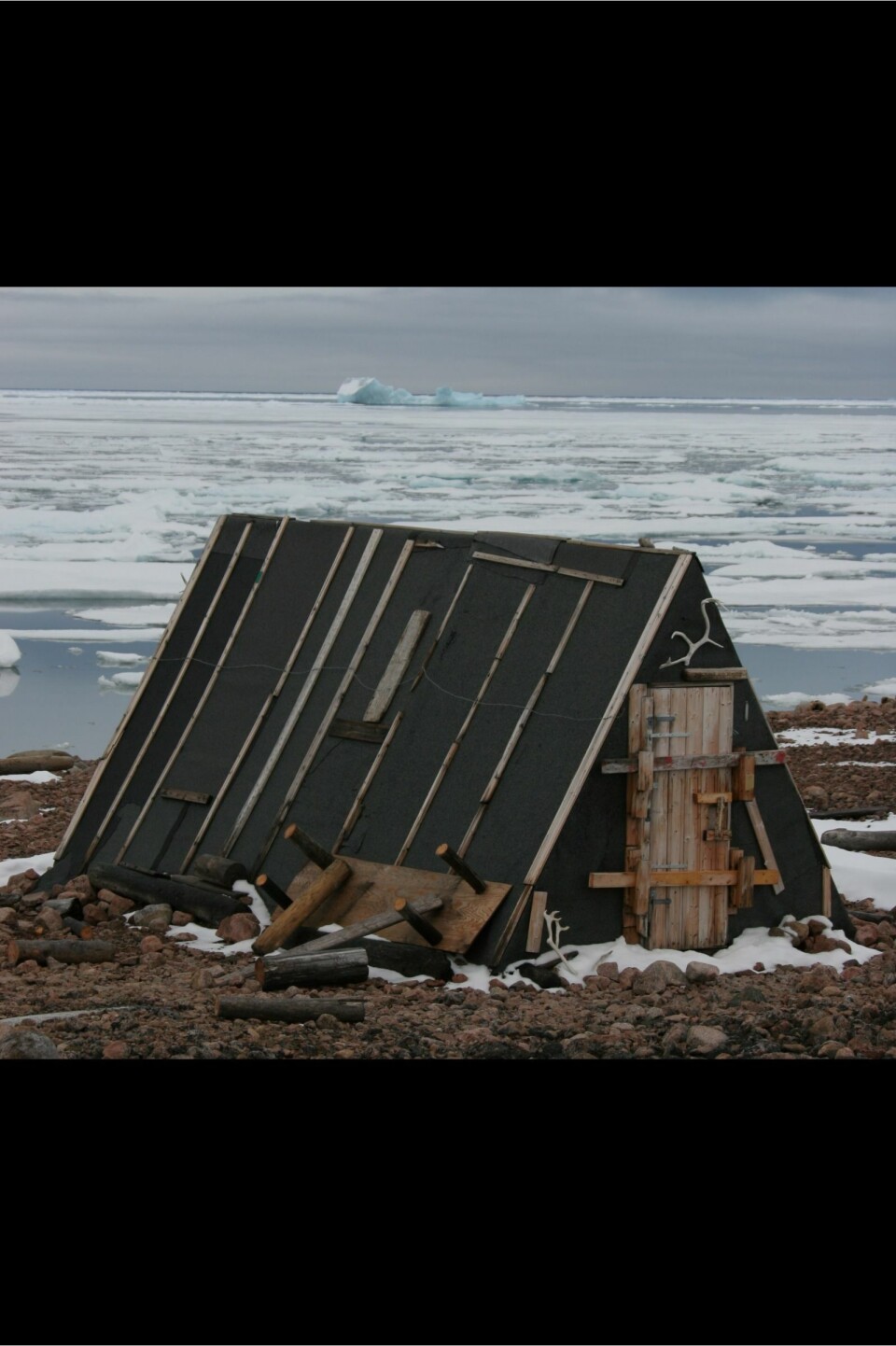 Bjørnehiet i Rijpfjorden. Hytta ble satt opp av Norsk Polarinstitutt i 1967 i forbindelse med isbjørnforskning. Dette bildet er tatt i august 2007 og viser drivis fra polarhavet i bakgrunnen. De siste årene har det vært lite drivis i fjorden, noe som gjenspeiles i at det blir funnet mye mindre isfauna i fjorden.