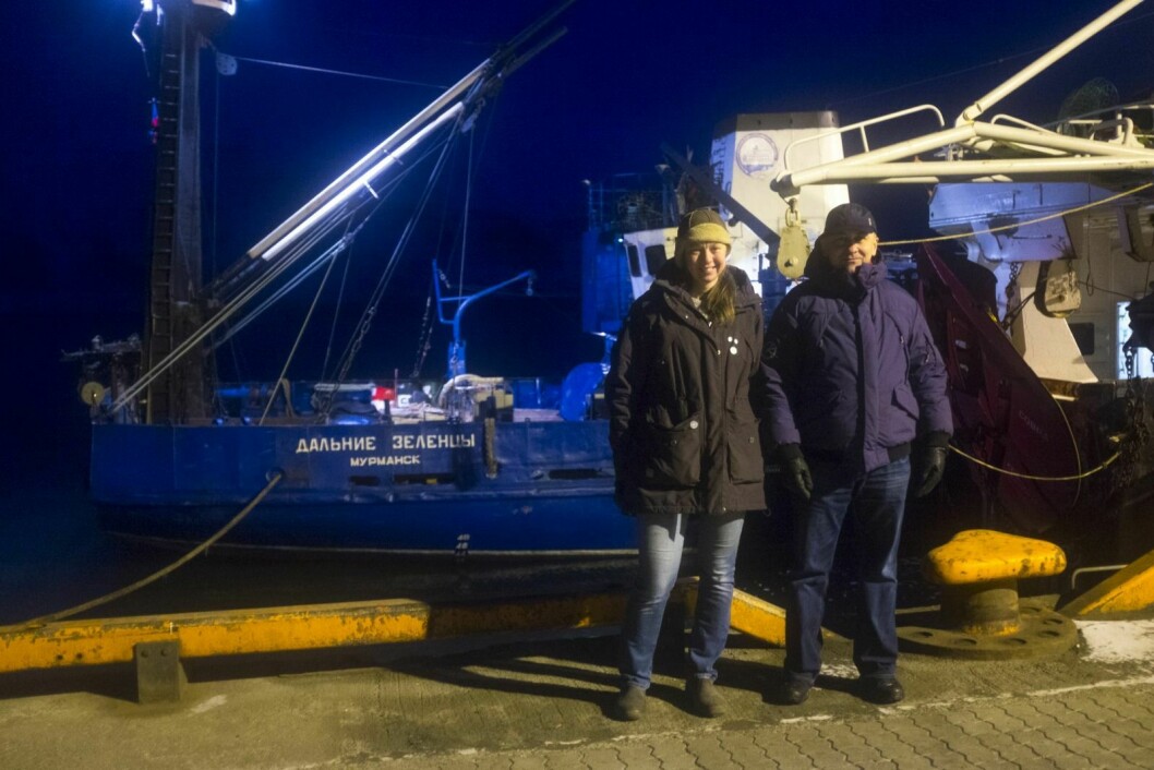 Janne Søreide fra UNIS og Denis Moiseev fra Murmansk Marine Biologiske Institutt er fornøyde med at de kan samarbeide om å samle inn data fra Isfjorden. Disse vil gjøre det enklere å studere effekter av klimaendringene.