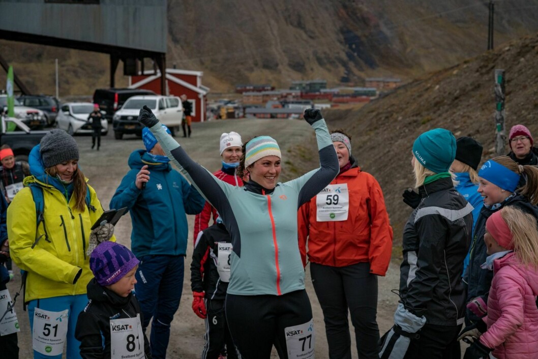 Trine Skogvang feiret 35-årsdagen med å springe Svalbard Spacerun. Og selvsagt sang de andre for henne før start.
