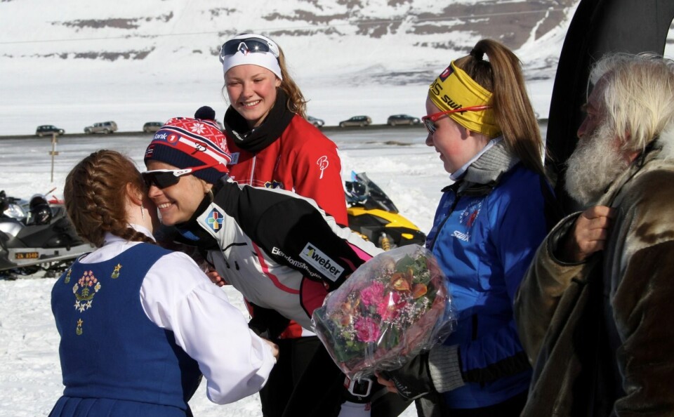 Astrid Uhrenholdt Jacobsen vant suverent kvinneklassen, og får blomster og klem fra Amalie Henriksen. Nummer to i kvinnenes fullmaraton ble Pia Stangebye, 28 minutter etter vinneren, og tredjeplass fikk Hanne Kristine Kroken, fire sekunder etter nummer to. Kunstner og isbjørnvakt Olaf Storø passet på.