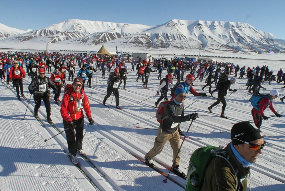 Knall sol, vindstille og folkefest. 867 spente smil på vei ut på 21 eller 42 kilometer skimaraton.