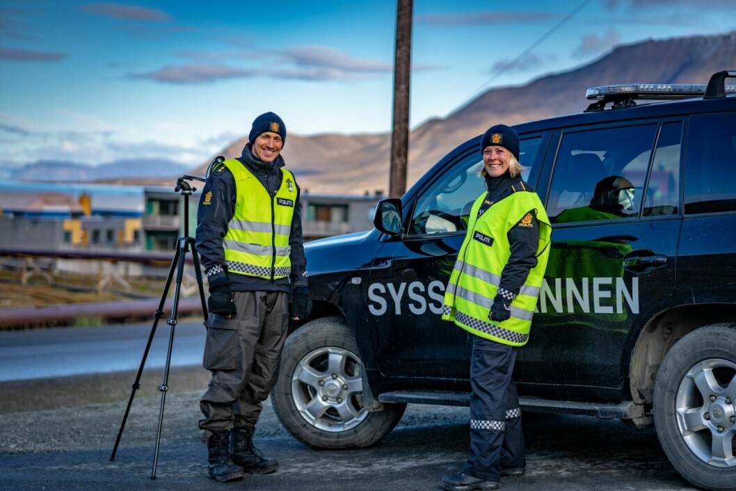 Politibetjent Harald Ramnefjell fra UP i Troms bistår Sysselmannen i Longyearbyen med å gjennomføre trafikkontroller. Her sammen med sysselmannsførstebetjent Irene Sætermoen.