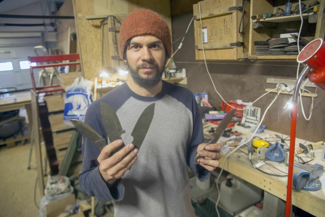 Piotr Damski har i nesten et år lært seg å forme stål til knivblad. Det som startet som en hobby har ført til at han har startet firma, og når mørketiden kommer skal han i lære hos folk som kan faget i hjemlandet hans, Polen.