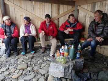 Kaffepause i vindskjulet, som er vendt mot Isfjorden. Kaffepause i vindskjulet, som er vendt mot Isfjorden.