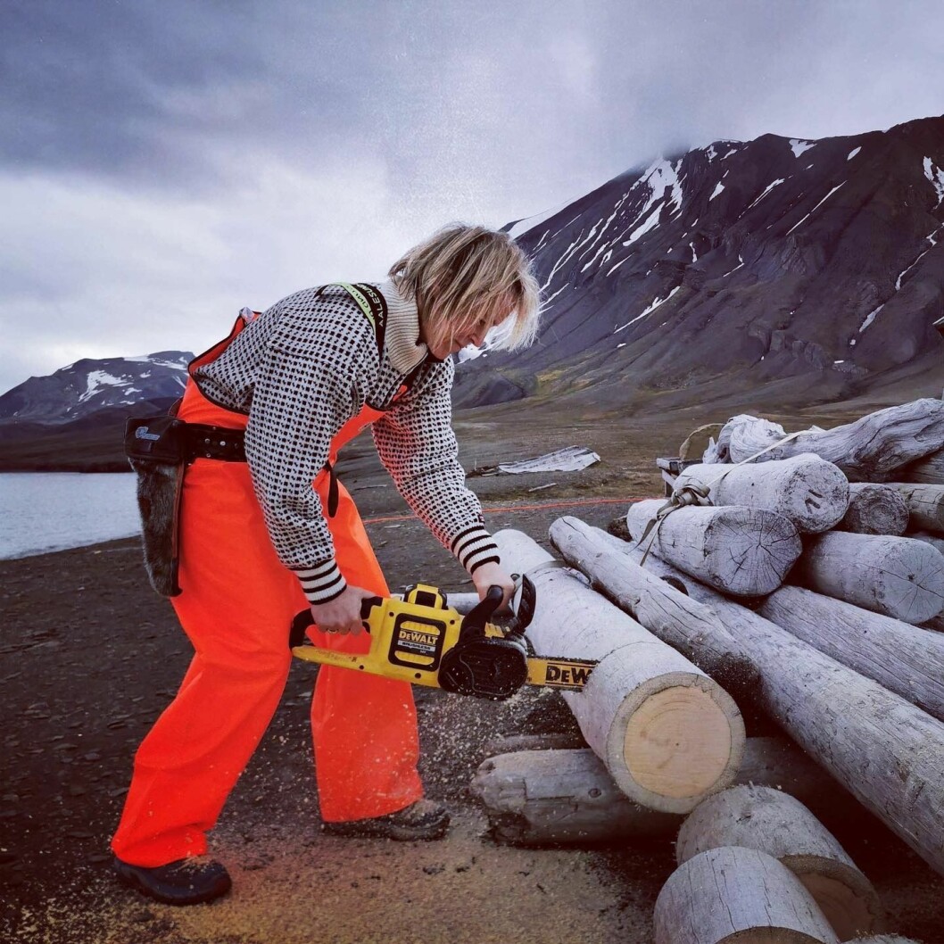 Hilde Fålun Strøm sager ved til vinteren. Hilde Fålun Strøm sager ved til vinteren.