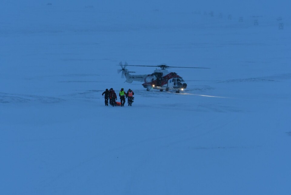 Dette bildet ble tatt på skredøvelsen tidligere i dag. Sysselmannen, Røde Kors og Lufttransport var på øvelse i Todalen da meldingen om skred nederst i Longyearbreen kom. Alt mannskap ble omdirigert og helikopter var raskt på plass med personell og ledelse.