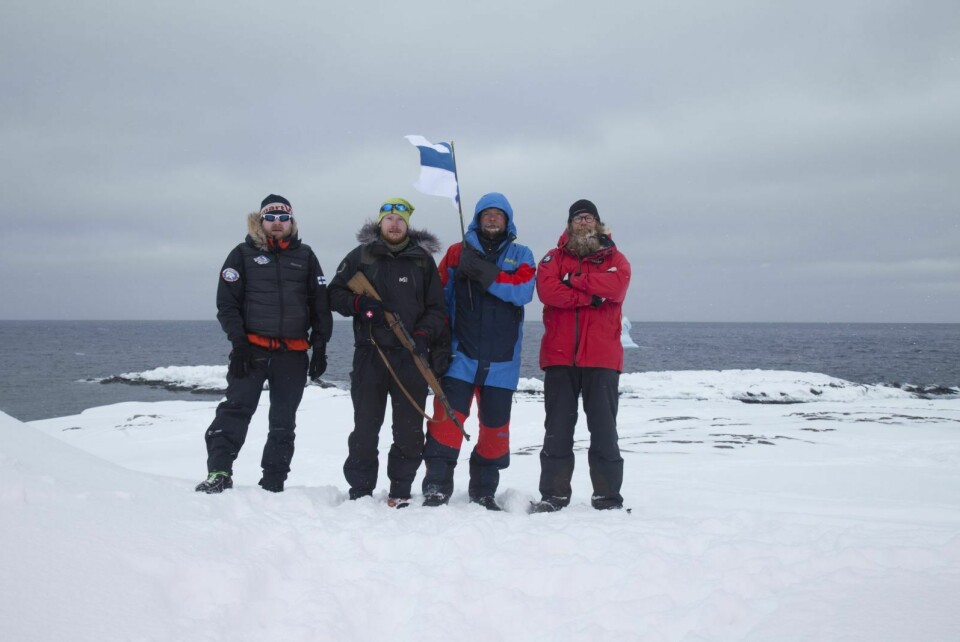Etter at isbjørnen var skutt, tok ekspedisjonsleder Kari Kossila (t.v.), Joonas Hiltunen, Mikko Uimonen og Eero Oura bildet som viser at de nådde Spitsbergens nordligste punkt. Flere av dem kan skilte med lange ekspedisjoner i arktiske strøk. Blant annettil Sydpolen og over Grønland. Denne turen gikk fra Rabotbreen til Verlegenhuken, og tilbake til Brucebyen hvor de ble hentet.