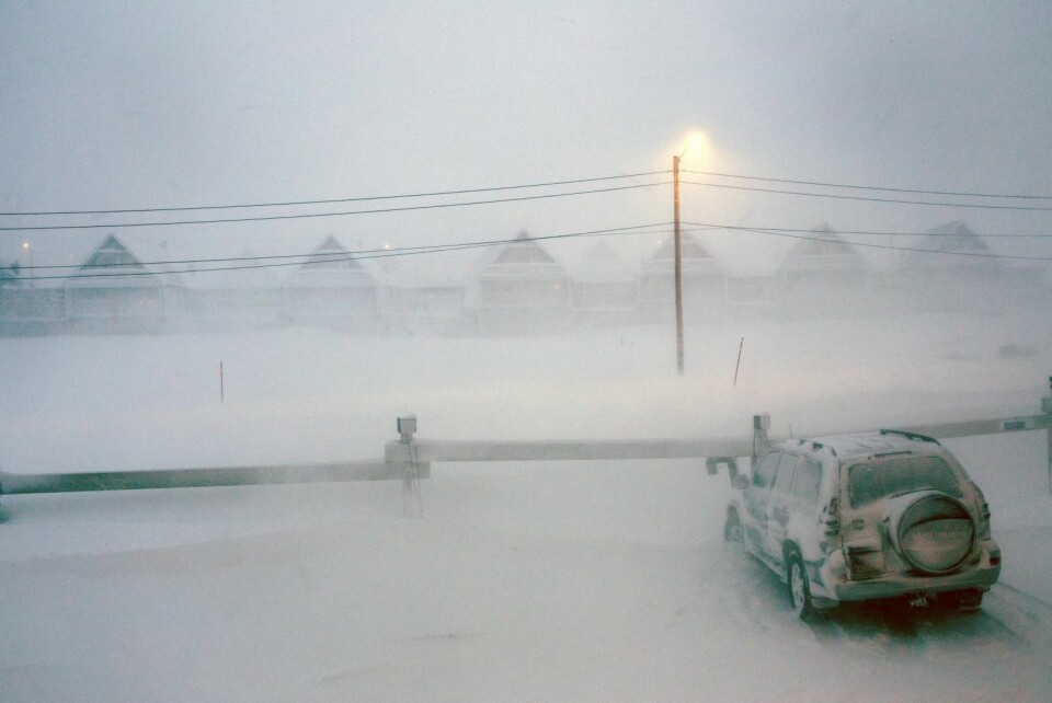 Det er tett snøfokk og dårlig sikt i Longyearbyen. Det advares mot å bevege seg i skredterreng.