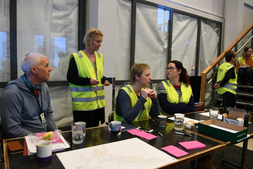 Leder for krisesekretariatet på Rabalder, Sisssel Hultgren (stående). Fra venstre Trond Olsen, sysselmannsførstebetjent, Vivian Dyb og Karoline Setten Winsternes, begge Longyearbyen Lokalstyre. Leder for krisesekretariatet på Rabalder, Sisssel Hultgren (stående). Fra venstre Trond Olsen, sysselmannsførstebetjent, Vivian Dyb og Karoline Setten Winsternes, begge Longyearbyen Lokalstyre.