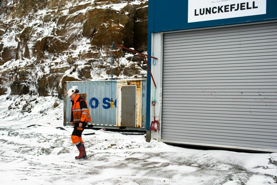 Regjeringen gikk i forslag til statsbudsjett inn for å avvikle gruvedriften i Svea og Lunckefjell. Her er Terje Blikfeldt avbildet utenfor inngangen til Lunckefjell.