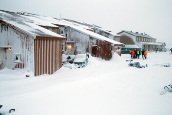 Også husrekka nedenfor boligblokkene er rammet av skredet. På bildet ses biler som er skyvd inn imot husveggene. Også husrekka nedenfor boligblokkene er rammet av skredet. På bildet ses biler som er skyvd inn imot husveggene.