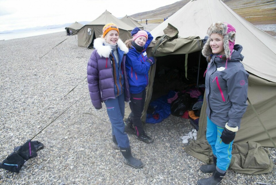 Nærgående isbjørn gjør at Camp Svalbard ikke blir holdt i Ymerbukta som planlagt. Bildet er fra samme arrangement for to år siden, da campen ble holdt i Skansbukta. Vår Aunevik (f.v.), Niva Stiberg Hansen og Liv-Anna Ringheim.