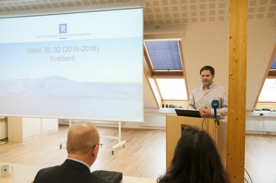 Lokalstyreleder Arild Olsen (Ap) åpnet seansen da forslaget til ny Svalbardmelding ble presentert. Lokalstyreleder Arild Olsen (Ap) åpnet seansen da forslaget til ny Svalbardmelding ble presentert.