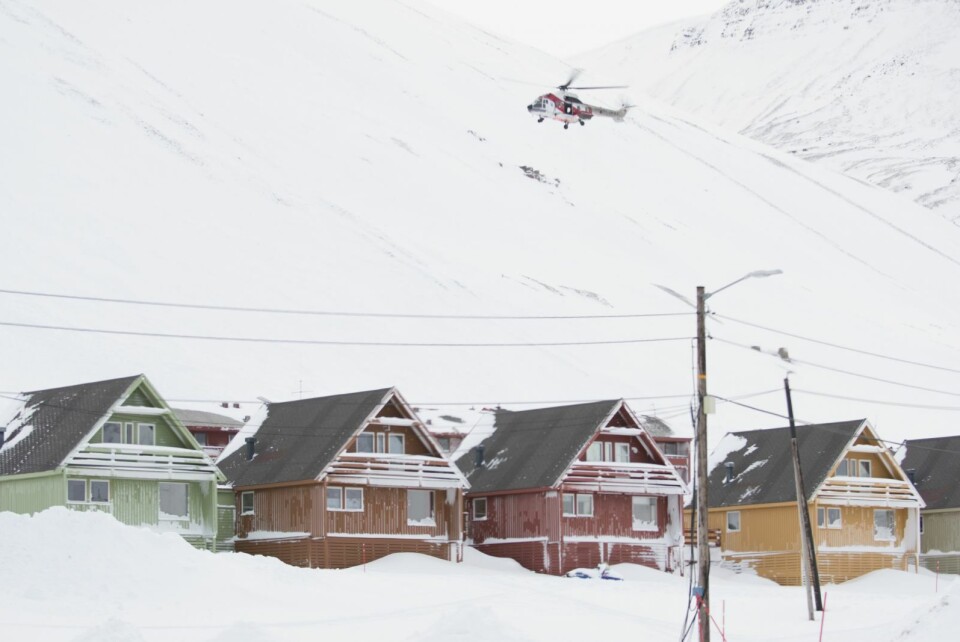 NVE skal sjekke skredfaren og vaslingsrutinene. Sysselmannen var i dag ute med helikopter for å få oversikt over skredet.