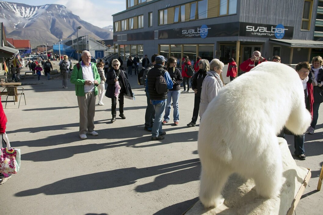 Det er tilreisende til Svalbard som betaler avgiften som går til Svalbards miljøvernfonds utdelinger. Det er tilreisende til Svalbard som betaler avgiften som går til Svalbards miljøvernfonds utdelinger.