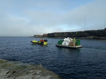 FLÅTE: Siden kystvaktskipet ikke kan gå helt inn til land på Bjørnøya brukes denne flåten.