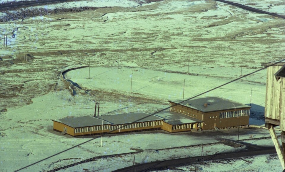 Bildet viser Longyearbyen skole, slik den så ut på slutten av 1970-tallet. Bildet er tatt fra daganlegget til Gruve 2b.
