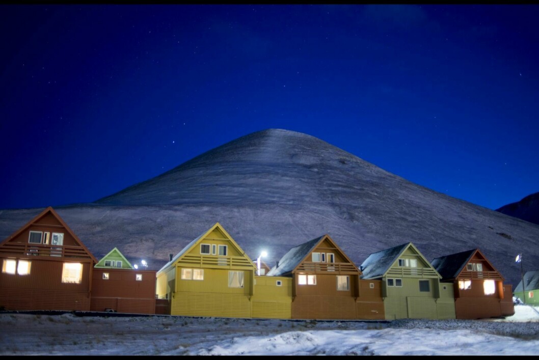 Arbeidet med å skredsikre Longyearbyen fortsetter. Prosjektleder Øyvind Hellum i Longyearbyen lokalstyre håper de skal få begynt arbeidet med å sette opp snøskjermer så fort som mulig. Anbudsfristen på jobben går ut 6. desember.