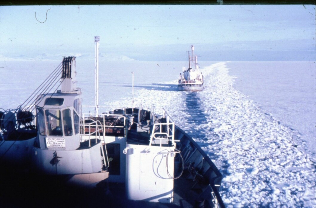 «Norvarg» baner vei i råka på vei fra Longyearbyen i midten av juni 1968. «Norvarg» baner vei i råka på vei fra Longyearbyen i midten av juni 1968.