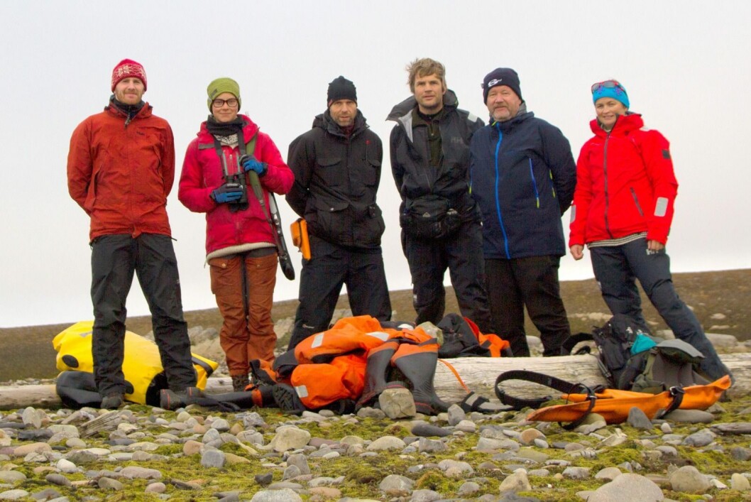 Gruppebilde av ekspedisjonslaget i Sandhamna. Fra venstre: Jan Michalek (UiB), Marte Festøy (Unis), Lars Ottemöller (UiB), Halfdan P. Kierulf (Kartverket), Franck Andersen (UiB) og Trine Abrahamsen (Kartverket). Gruppebilde av ekspedisjonslaget i Sandhamna. Fra venstre: Jan Michalek (UiB), Marte Festøy (Unis), Lars Ottemöller (UiB), Halfdan P. Kierulf (Kartverket), Franck Andersen (UiB) og Trine Abrahamsen (Kartverket).