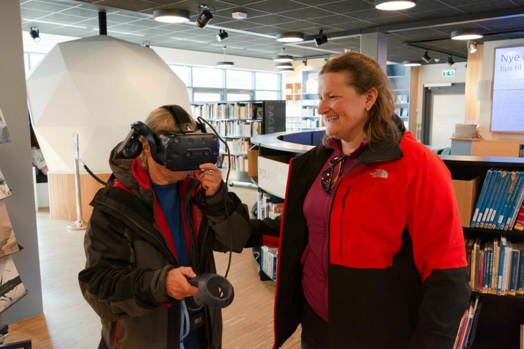 Marianne Mulders-Zonneveld (t.v.) og datteren Karen Mulders synes det var interessant å se på Advent City i VR.