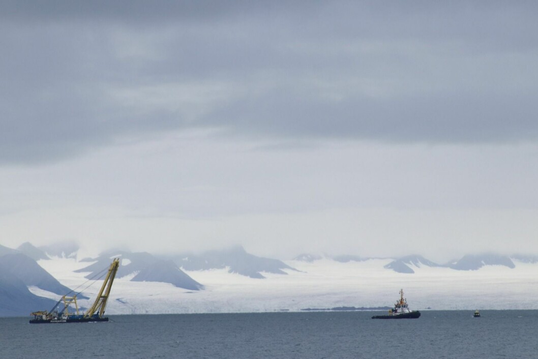 I ISFJORDEN: Her venter losbåten på å gå ombord i slepebåten som trekker med seg kranfartøyet «Multratug 18». I ISFJORDEN: Her venter losbåten på å gå ombord i slepebåten som trekker med seg kranfartøyet «Multratug 18».