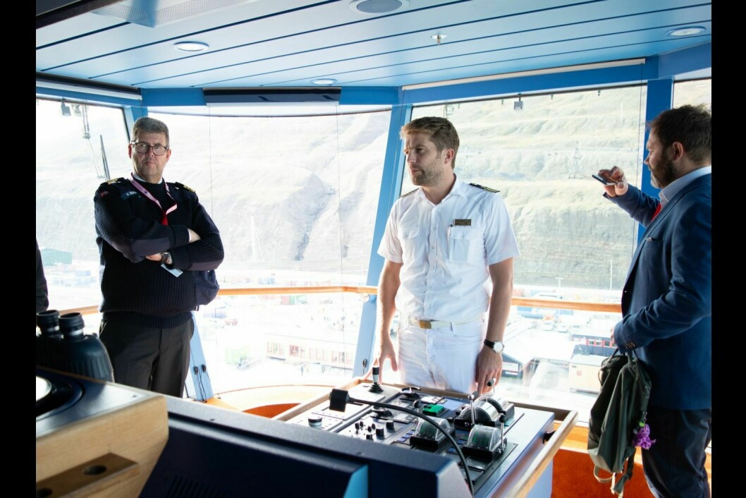 Aidalunas kaptein, Felix Rothe, påpeker viktigheten av at Longyearbyens fastboende er fornøyde med at cruiseturistene besøker byen. Fra venstre: Kjetil Bråten, Felix Rothe og Arild Olsen.
