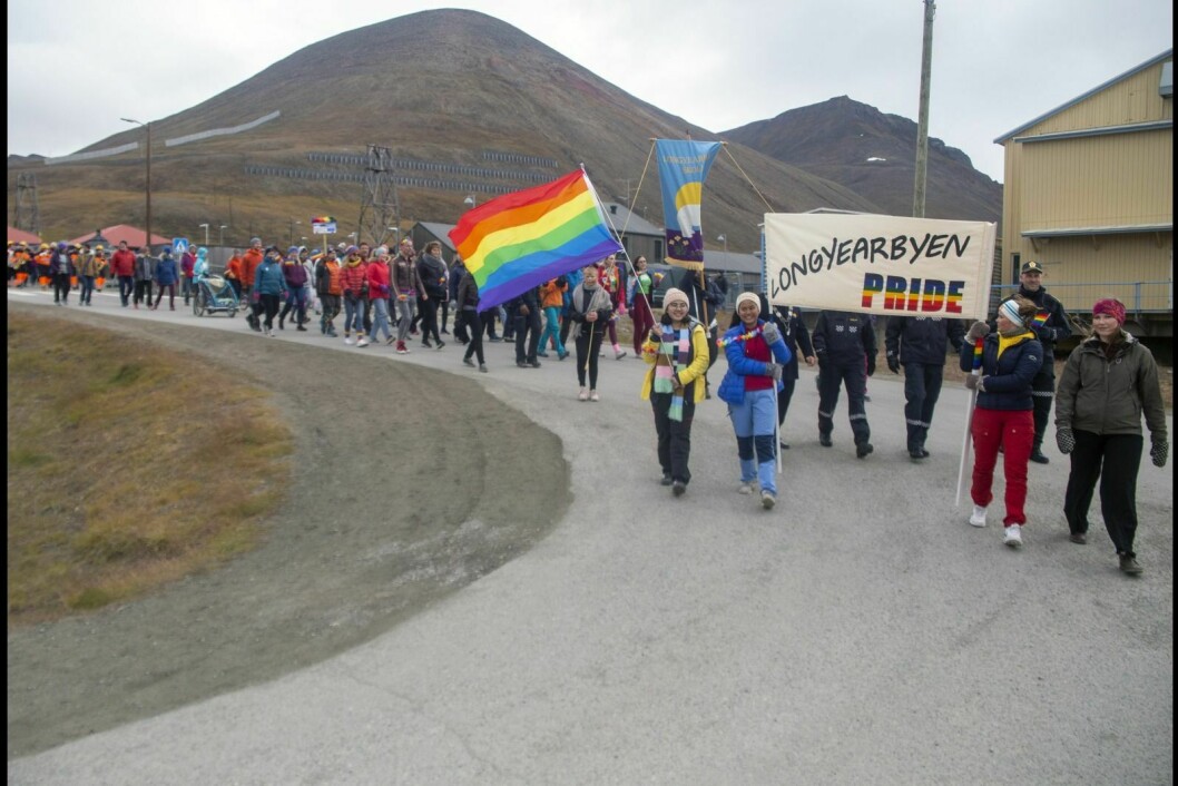 Anslagsvis 200 deltok i Pride-paraden fra Longyearbyen skole, gjennom byen og til Polarhotellet. Fremst gikk Varisa Phothisat (f.v.), Chawapon Philuek, Tine Westby Thorstad og Martha Høvik.