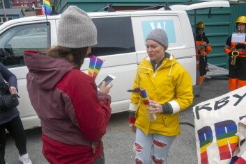 Initiativtaker Lene Jeanette Dyngeland solgte nærmere 300 regnbueflagg til Pride-markeringen. Til neste år lover hun en større fest. Initiativtaker Lene Jeanette Dyngeland solgte nærmere 300 regnbueflagg til Pride-markeringen. Til neste år lover hun en større fest.