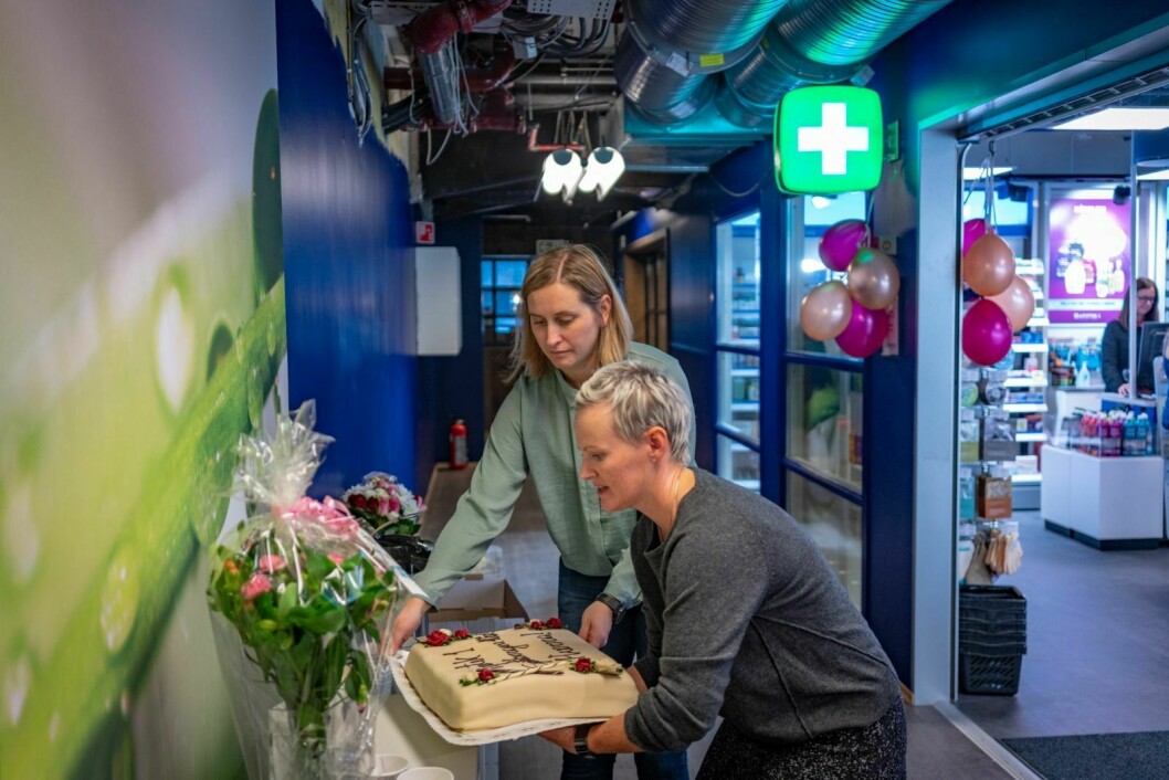 Berit Fossland ble overbevist av Jon Sandmo, tidligere lege i Longyearbyen, til å åpne apotek for ti år siden. Her setter hun frem kake sammen med Borghild Ø. Yttredal.