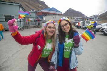 Gyda Nordhagen (t.v., 22) og Anja Nordvålen (25) gikk i Pride-parade for å vise respekt, og for å ha det gøy. Gyda Nordhagen (t.v., 22) og Anja Nordvålen (25) gikk i Pride-parade for å vise respekt, og for å ha det gøy.