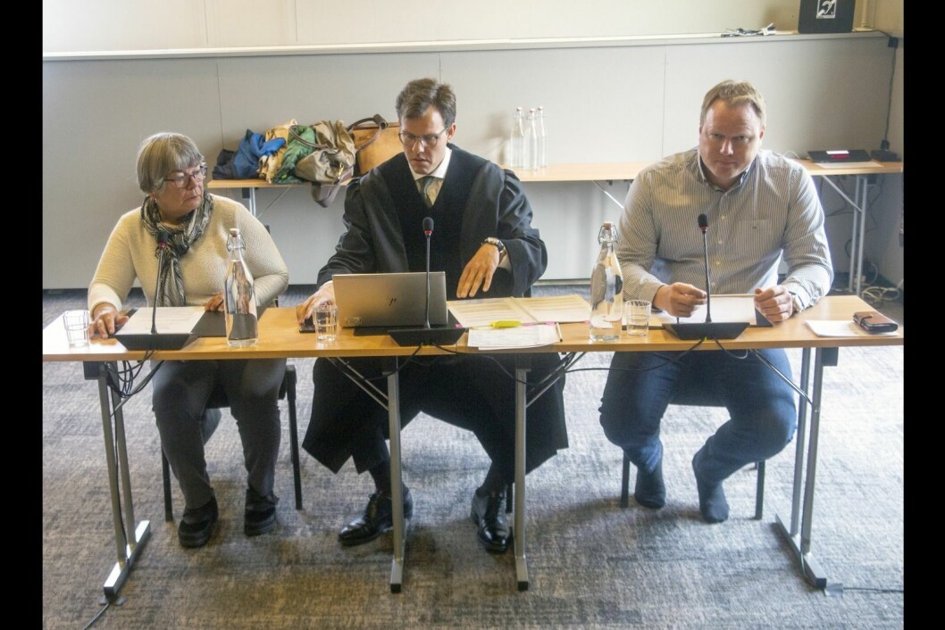 Dommerfullmektig Henrik Rode flankert av meddommern e Inger Anita Markussen og John Einar Lockert. Dommerfullmektig Henrik Rode flankert av meddommern e Inger Anita Markussen og John Einar Lockert.