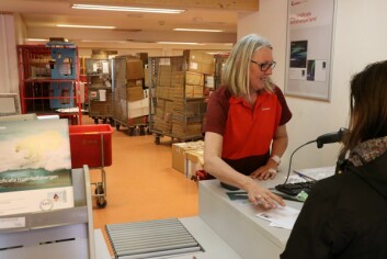 POSTEN: Anne Elisabeth Nielsen og kollegene hennes på postkontoret leverer ut tonnevis med varer som svalbardianere har kjøpt på nettet. I bakgrunnen står et lass som kom opp med siste båt.