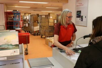 POSTEN: Anne Elisabeth Nielsen og kollegene hennes på postkontoret leverer ut tonnevis med varer som svalbardianere har kjøpt på nettet. I bakgrunnen står et lass som kom opp med siste båt. POSTEN: Anne Elisabeth Nielsen og kollegene hennes på postkontoret leverer ut tonnevis med varer som svalbardianere har kjøpt på nettet. I bakgrunnen står et lass som kom opp med siste båt.