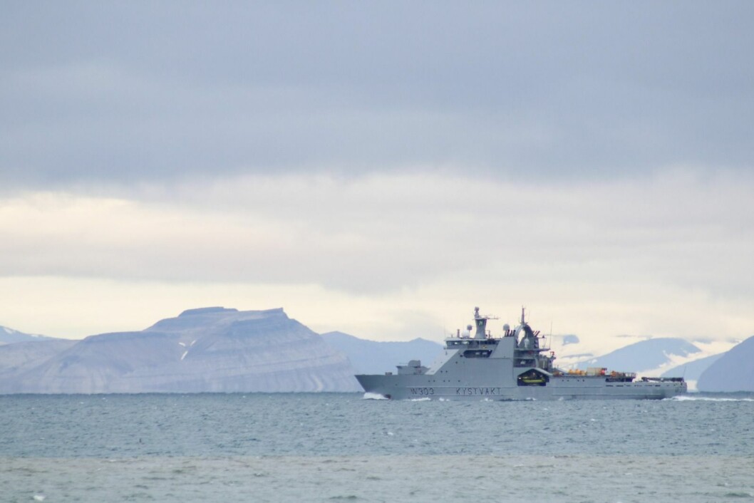 TILFELDIG: KV «Svalbard» idet skipet var på vei ut Isfjorden 14. august. Dette er samme dato som Norge fikk full suverenitet over Svalbard i 1925. Turen er et forskningstokt med kurs mot Nordpolen. Dette er det første gang et norsk militærfartøy er på Nordpolen. TILFELDIG: KV «Svalbard» idet skipet var på vei ut Isfjorden 14. august. Dette er samme dato som Norge fikk full suverenitet over Svalbard i 1925. Turen er et forskningstokt med kurs mot Nordpolen. Dette er det første gang et norsk militærfartøy er på Nordpolen.