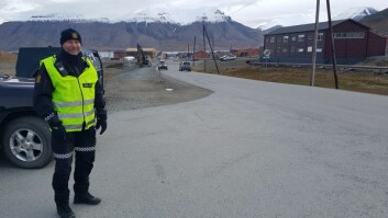 KONTROLLERTE: Ved Polarflokken barnehage kontrollerte sysselmannsbetjent Geir Austvik bilistene for å se om de brukte bilbelte.
