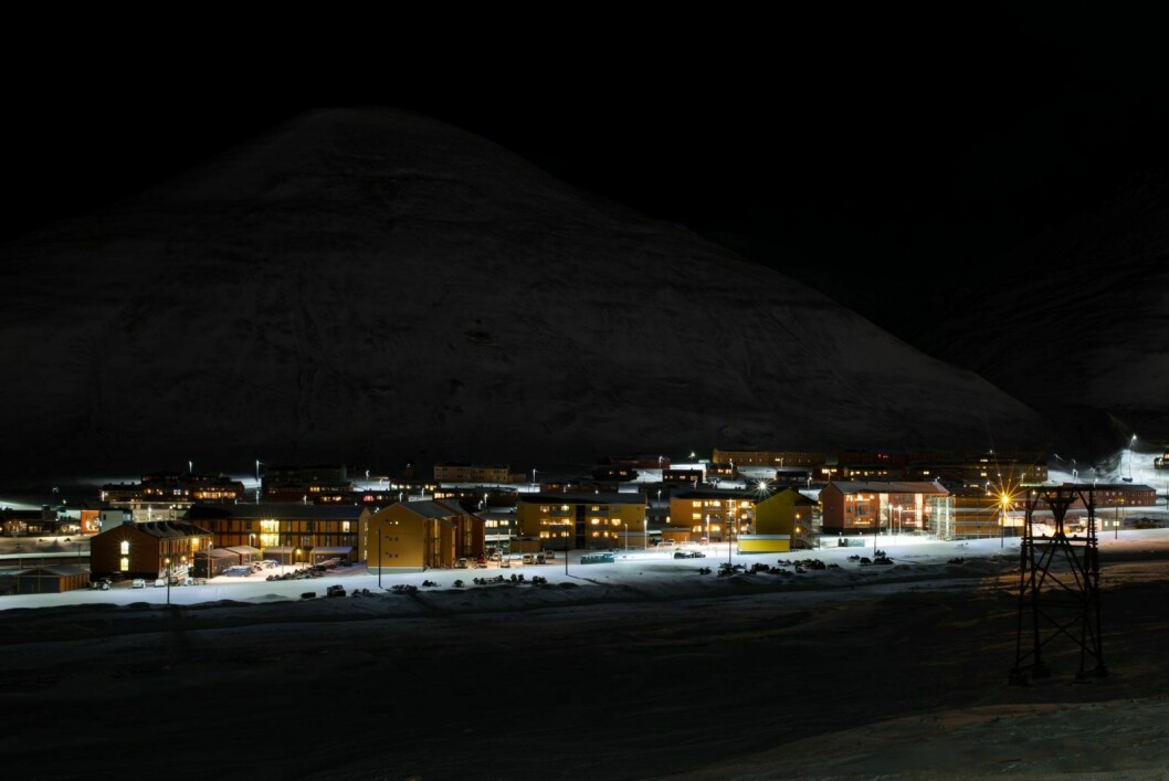 LNS Spitsbergen leier ut en leilighet på Elvesletta til 170 kroner per kvadratmeter, det vil si 20.400 kroner for en lelighet på 120 kvadratmeter. For Longyearbyen lokalstyres ansatte er prisen 5.520 kroner.