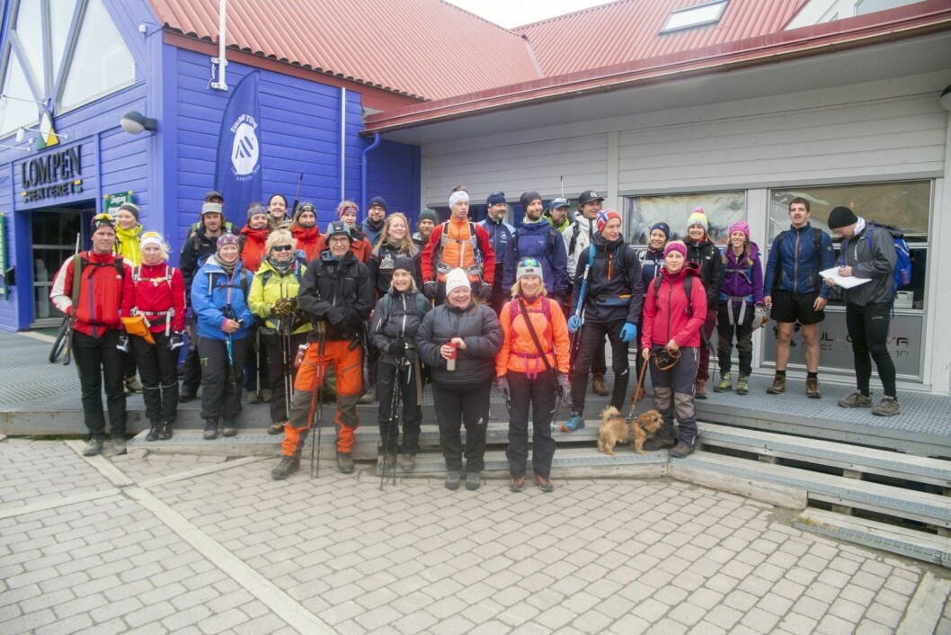 42 stilte til start i årets utgave av Topptrimutfordringen, men de fleste måtte gi seg i forsøket på å nå ti fjelltopper på en dag. Regn, vind og skodde sørget for det. 42 stilte til start i årets utgave av Topptrimutfordringen, men de fleste måtte gi seg i forsøket på å nå ti fjelltopper på en dag. Regn, vind og skodde sørget for det.