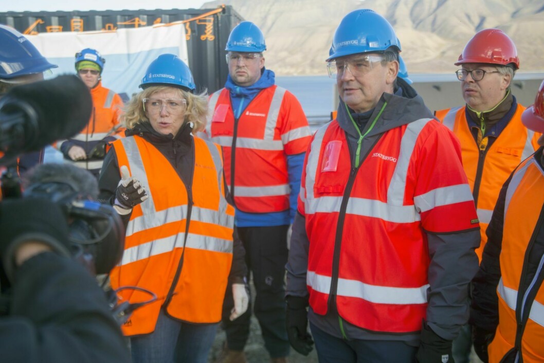 Justis- og beredskapsminister Tor Mikkel Wara fikk blant annet en orientering fra Bente Næverdal i Statsbygg under besøket til Longyearbyen tirsdag.