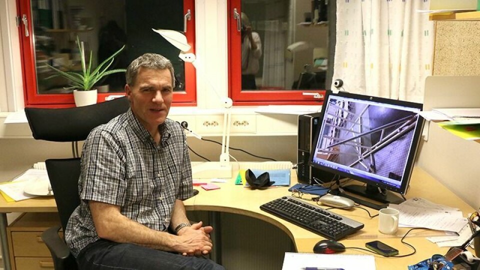 Arne Aalberg på kontoret ved UNIS i Longyearbyen. Dataskjermen hans viser et tidlig utkast til design til et instrument som kan måle trykket som snøen utøver.
