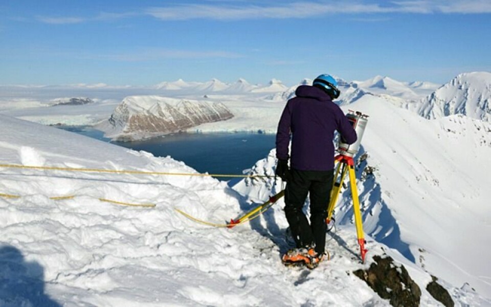 Utenfor Longyearbyen for å måle snødybde.