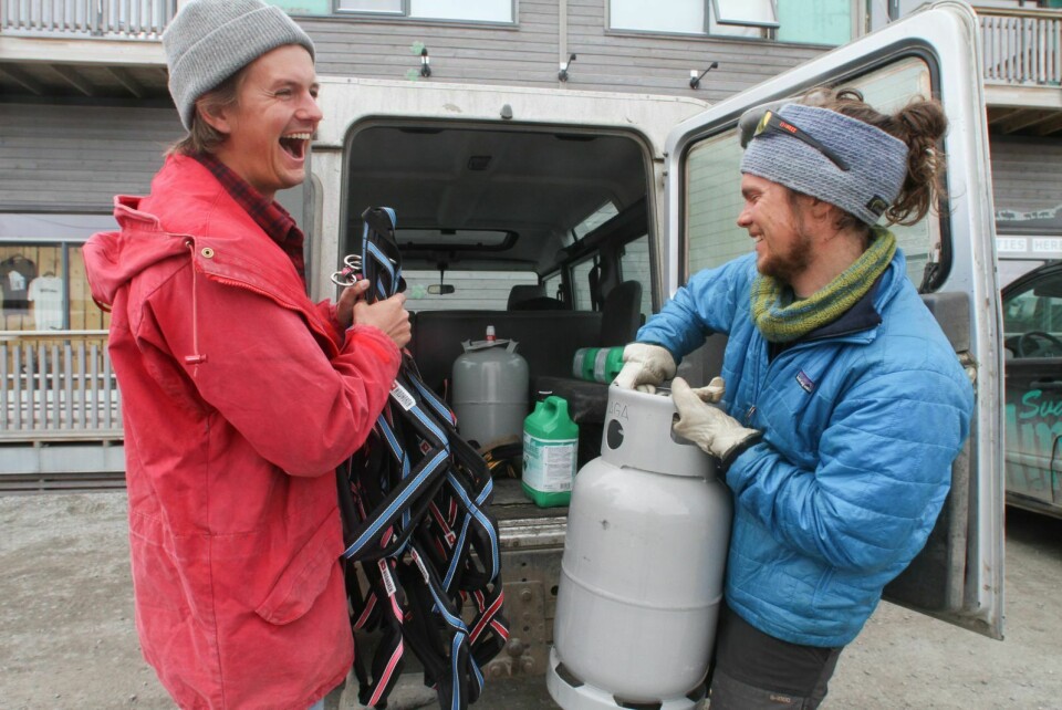 Gard Christophersen (29) og Bård Blæsterdalen (28) skal bo og jobbe som fangstmenn på Austfjordneset det kommende året. Før ferden med «Polarsyssel» nordover, var det intens shopping.