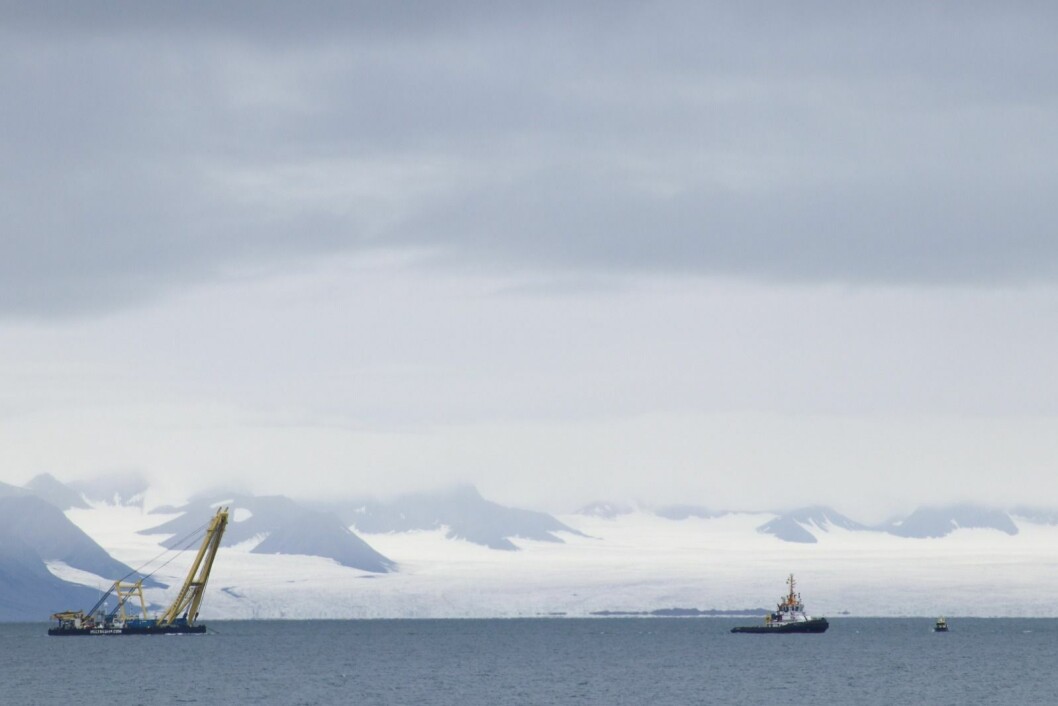 TIL MOFFEN: Fartøyene som skal fjerne «Northguider» fra Hinlopenstretet var noen dager i Longyearbyen fordi isen så ut til å pakke dem inne. Nå ligger de ved Moffen og venter på los inn til havaristedet igjen. Bildet er tatt da de var på vei inn Isfjorden sist torsdag. TIL MOFFEN: Fartøyene som skal fjerne «Northguider» fra Hinlopenstretet var noen dager i Longyearbyen fordi isen så ut til å pakke dem inne. Nå ligger de ved Moffen og venter på los inn til havaristedet igjen. Bildet er tatt da de var på vei inn Isfjorden sist torsdag.
